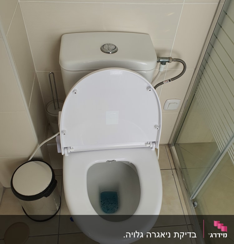 אסלה עם חיבורי מים וצינור גמיש
